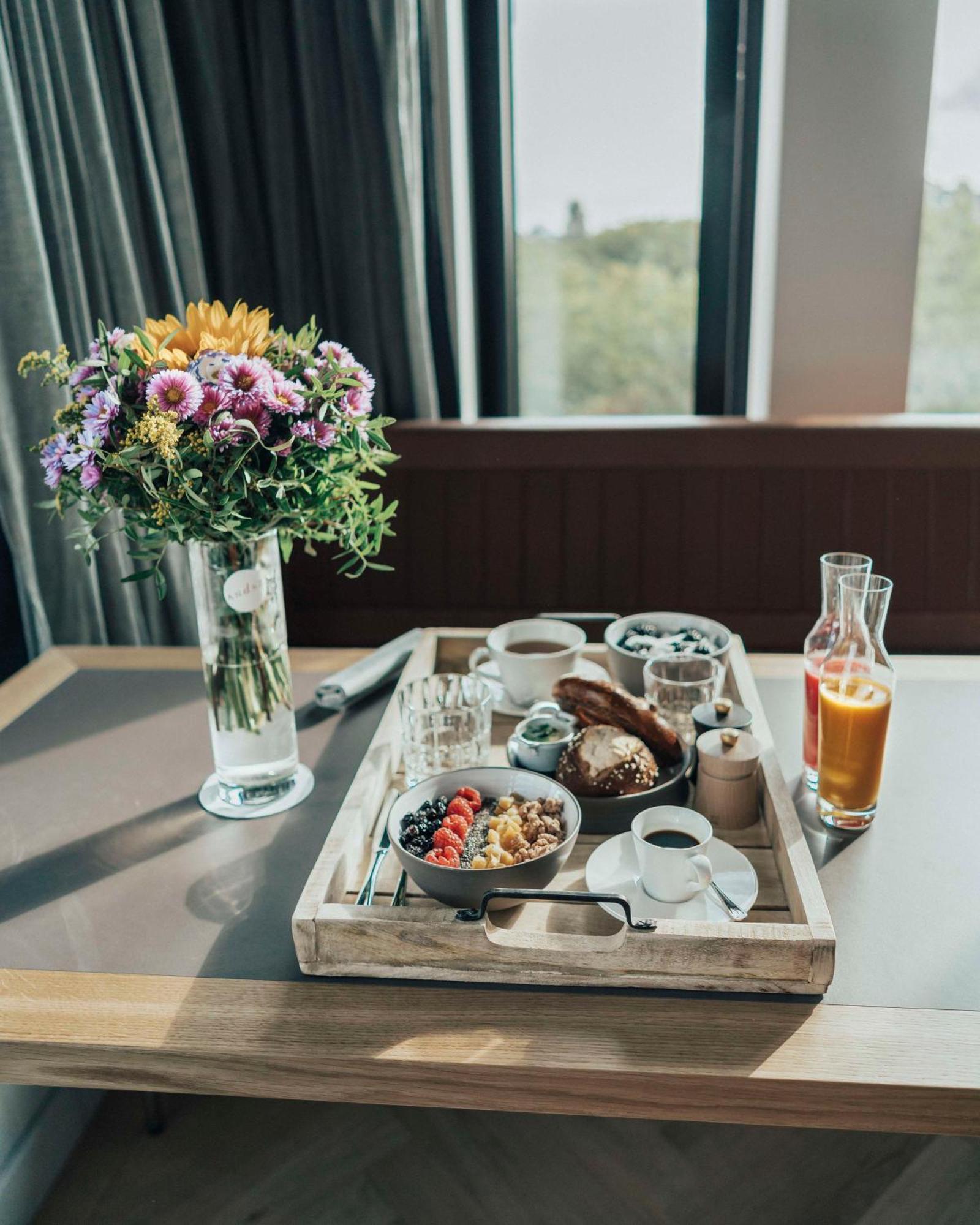 안다즈 뮌헨 슈바빙거 토르 어 컨셉 바이 하얏트 호텔 외부 사진 Room service