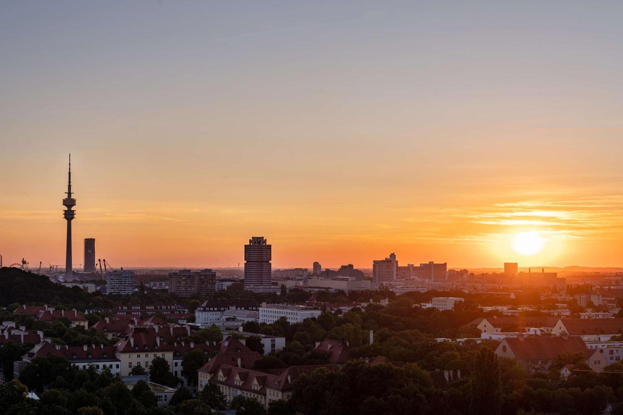 안다즈 뮌헨 슈바빙거 토르 어 컨셉 바이 하얏트 호텔 외부 사진 Sunset over Stuttgart