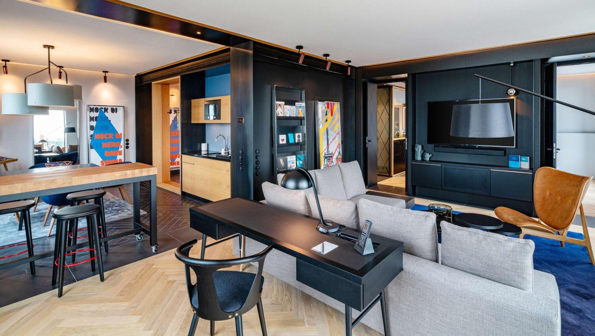 안다즈 뮌헨 슈바빙거 토르 어 컨셉 바이 하얏트 호텔 외부 사진 The interior of a suite at the hotel
