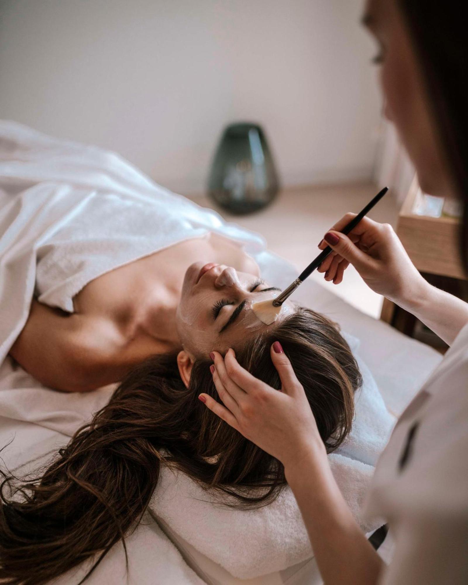 안다즈 뮌헨 슈바빙거 토르 어 컨셉 바이 하얏트 호텔 외부 사진 A woman receiving a facial treatment