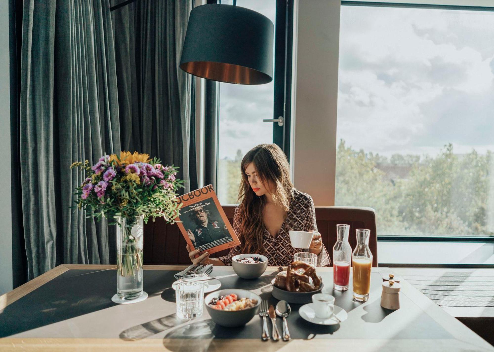안다즈 뮌헨 슈바빙거 토르 어 컨셉 바이 하얏트 호텔 외부 사진 A woman reading a magazine