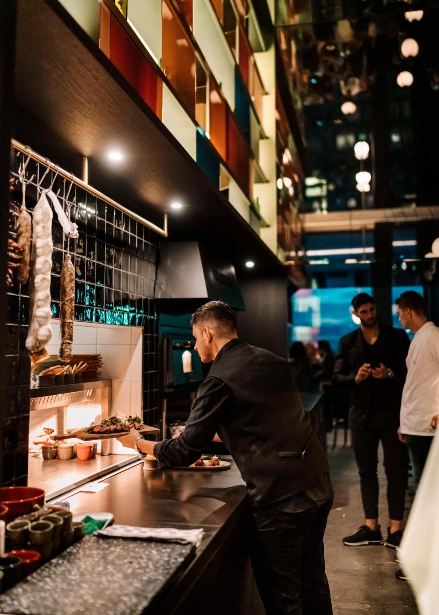 안다즈 뮌헨 슈바빙거 토르 어 컨셉 바이 하얏트 호텔 외부 사진 Chef preparing food at a restaurant