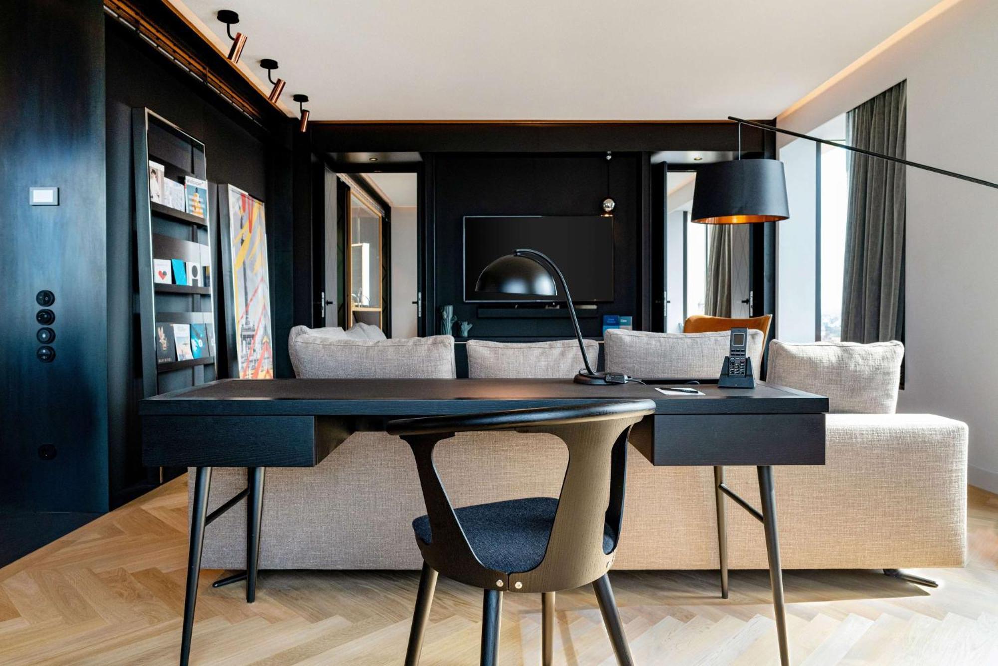 안다즈 뮌헨 슈바빙거 토르 어 컨셉 바이 하얏트 호텔 외부 사진 The interior of a suite at the hotel