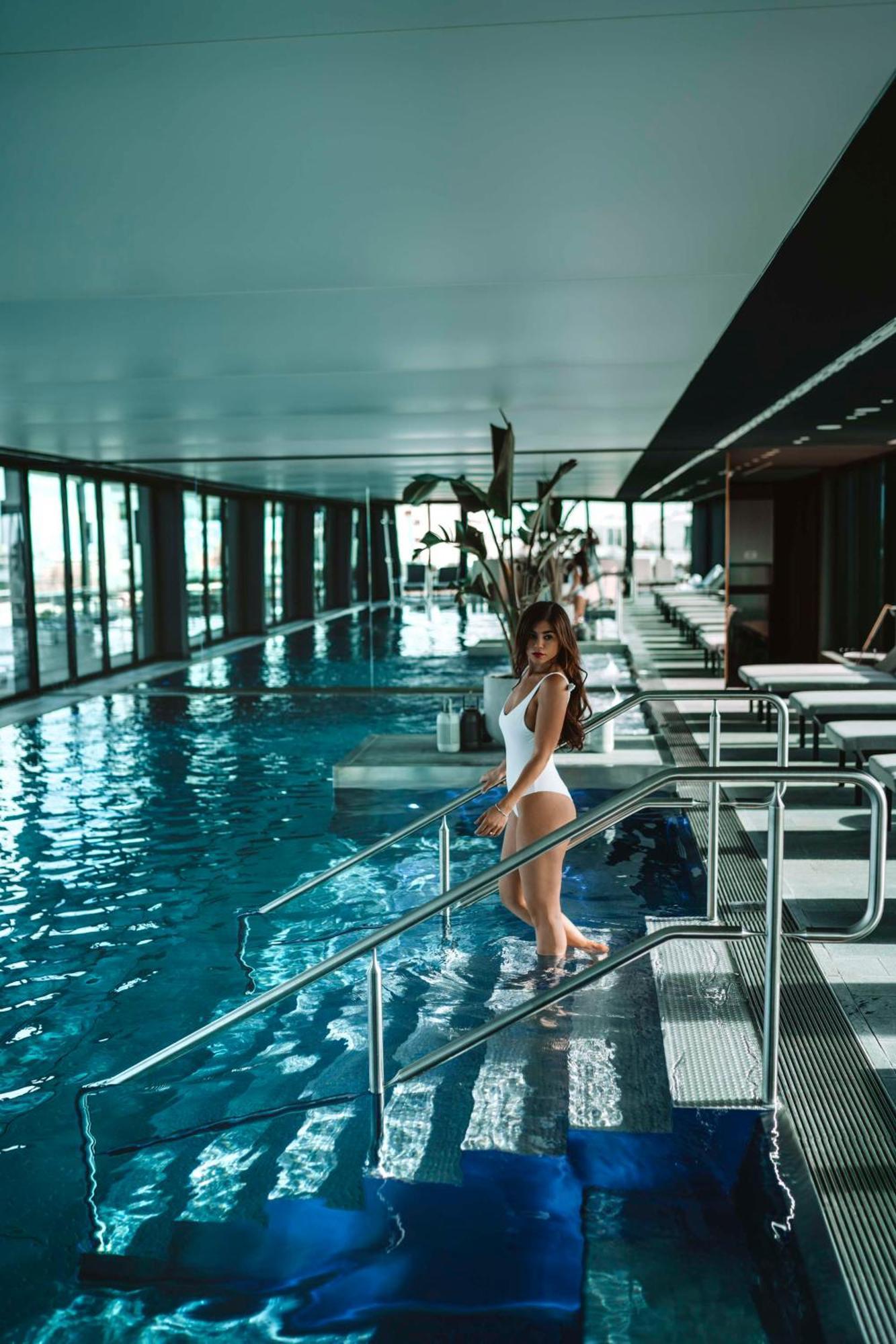 안다즈 뮌헨 슈바빙거 토르 어 컨셉 바이 하얏트 호텔 외부 사진 The swimming pool at the hotel